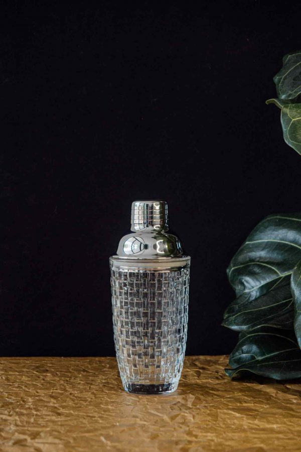 Add a touch of elegance with our 'Silver' glass shaker - perfect for cocktails and drinks. Shop now for a sophisticated experience!