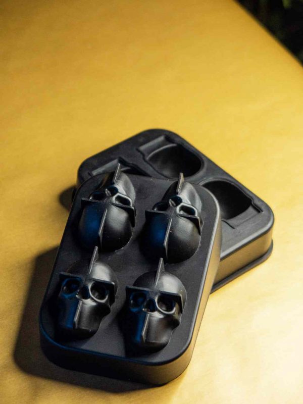 Premium silicone tray for perfect ice cubes - durable, flexible and easy to use for making refreshing drinks at home