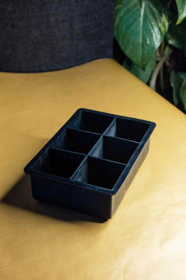 Premium silicone tray for perfectly shaped gelo cubes - durable, easy-to-use, and versatile kitchen essential