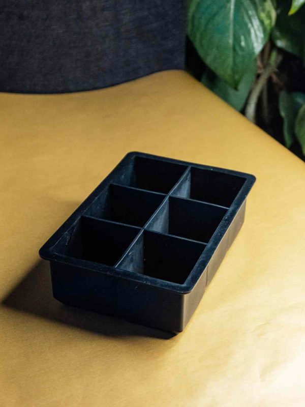 Premium silicone tray for perfect gelo cubes - ideal for cocktails, drinks, and desserts. Buy now for quality ice-making at home!