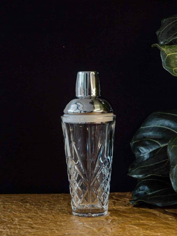 Crystal Cobbler Shaker: Elegant cocktail mixer with a vintage touch, perfect for home bars and mixologists. Buy now!