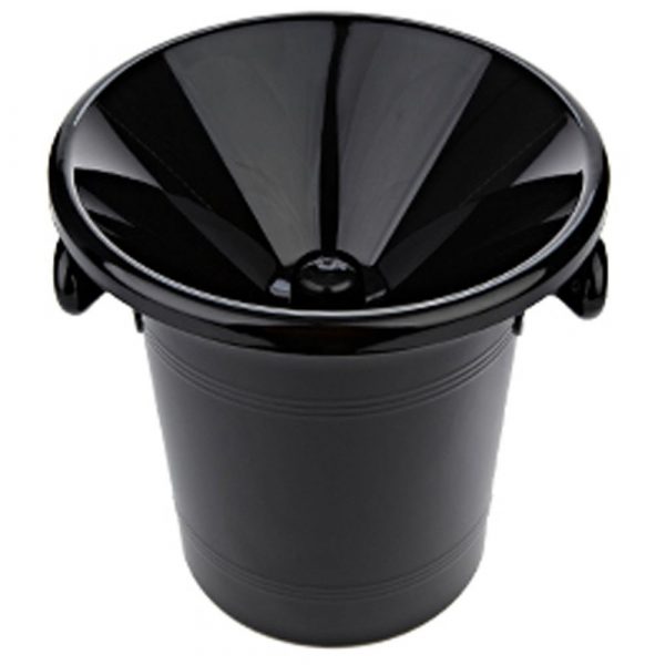 Stylish black plastic plate, 21cm diameter - perfect for serving with a touch of elegance and sophistication in your table setting.