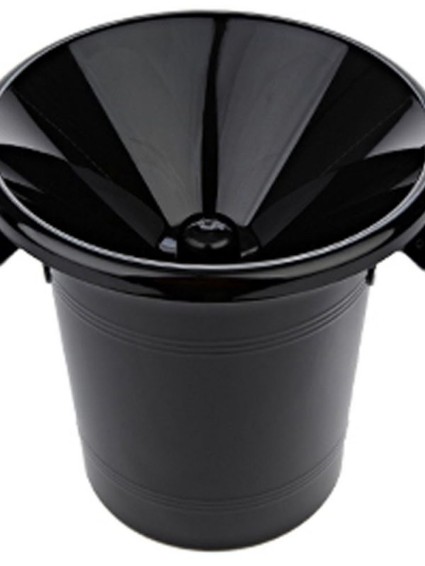 Stylish black plastic plate, 21cm diameter - perfect for serving with a touch of elegance and sophistication in your table setting.