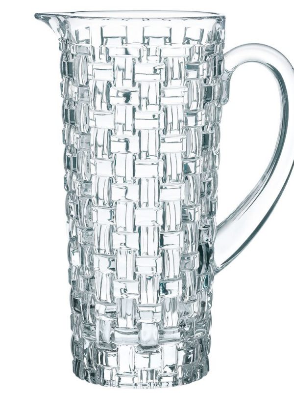 Add elegance to your table with Nachtmann Bossa Nova Jug 1L, a sophisticated glass pitcher for serving beverages in style.