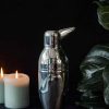 Discover the effortless elegance of the Pinguim Cobbler Shaker - a must-have for mixing your favorite cocktails with style!