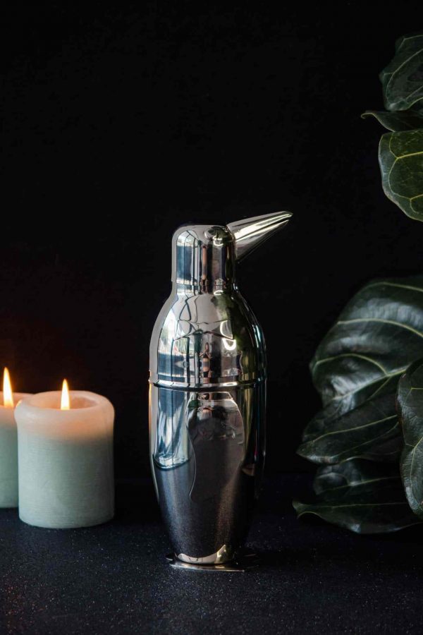 Discover the effortless elegance of the Pinguim Cobbler Shaker - a must-have for mixing your favorite cocktails with style!