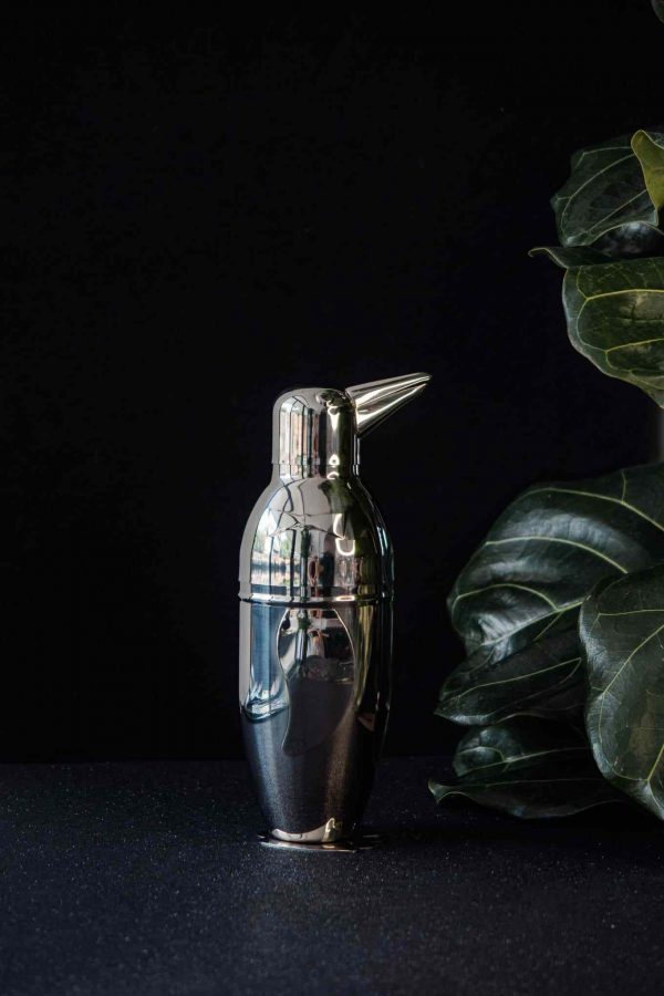 Experience the perfect blend of style and function with the Pinguim Cobbler Shaker - a must-have for every cocktail enthusiast!