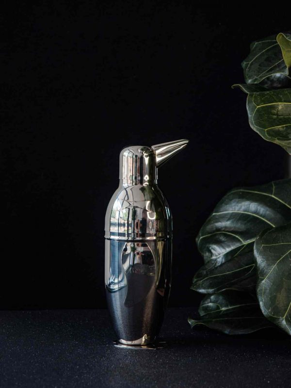 Enhance your drink-making experience with the stylish Pinguim Cobbler Shaker - a must-have for any cocktail enthusiast!
