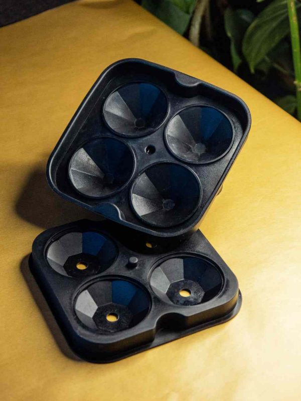 Shimmering Diamond Silicone Ice Tray - Create stunning ice cubes at home with this premium quality tray. Perfect for cocktails and beverages!