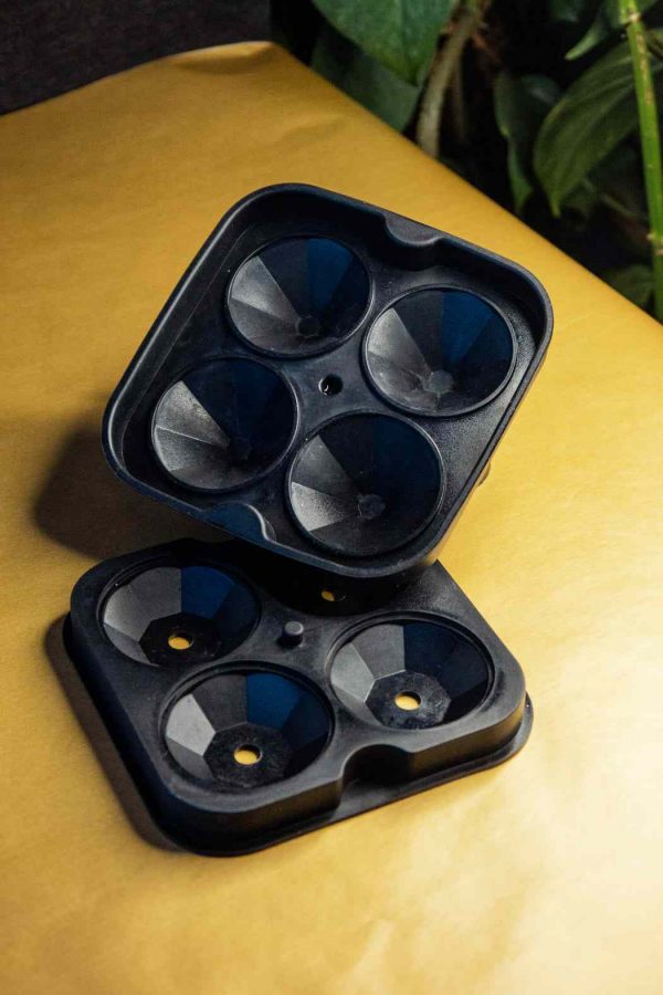 Shimmering Diamond Silicone Ice Tray - Create stunning ice cubes at home with this premium quality tray. Perfect for cocktails and beverages!